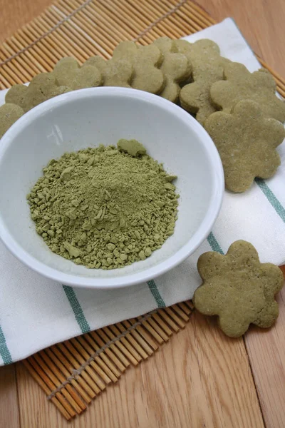Házi Készítésű Zöld Matcha Tea Cookie Virág Alakú Asztalon — Stock Fotó