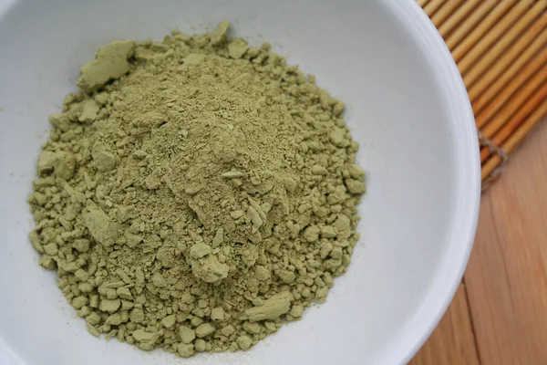 Zielona Herbata Matcha Proszku Misce Drewnianym Tle Sproszkowana Herbata Matcha — Zdjęcie stockowe
