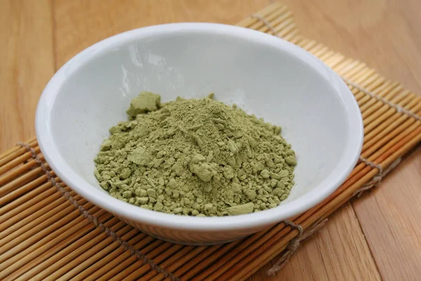 Zelený Matcha Čaj Prášek Misce Dřevěném Pozadí Práškové Zápalky Zelený — Stock fotografie