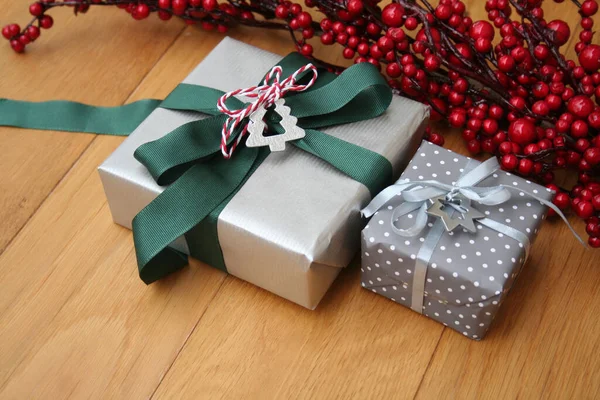 Caixa Presente Prata Natal Com Decoração Bagas Vermelhas Mesa Madeira — Fotografia de Stock