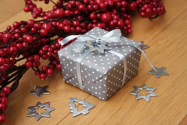 Caixa Presente Prata Natal Com Decoração Bagas Vermelhas Mesa Madeira — Fotografia de Stock