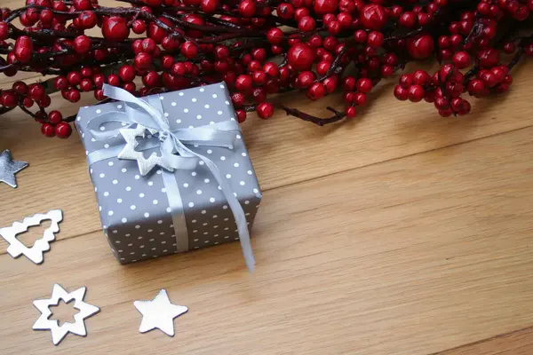Χριστουγεννιάτικο Ασημένιο Κουτί Δώρου Κόκκινα Μούρα Διακόσμηση Ξύλινο Τραπέζι — Φωτογραφία Αρχείου