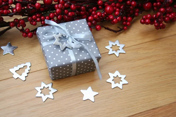 Kerstmis Zilveren Geschenkdoos Met Rode Bessen Decoratie Houten Tafel — Stockfoto