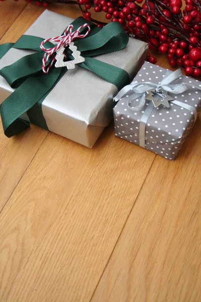 Caixa Presente Prata Natal Com Decoração Bagas Vermelhas Mesa Madeira — Fotografia de Stock