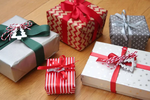 Festliche Weihnachtsgeschenkboxen Auf Einem Holztisch Weihnachtlicher Hintergrund — Stockfoto