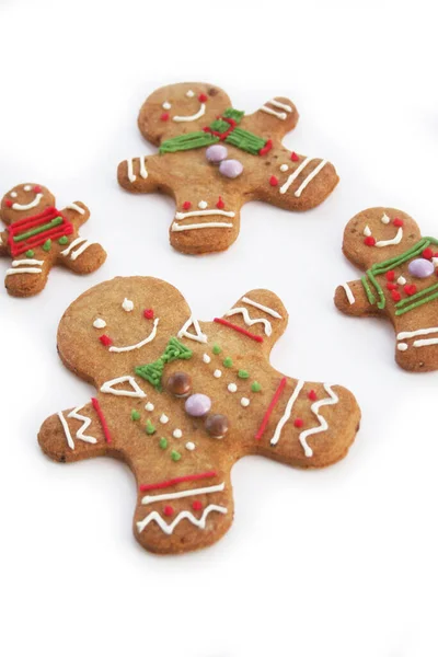 ジンジャーブレッドの男性のクッキーは 選択的な焦点で白い背景に隔離されています クリスマスの背景 — ストック写真