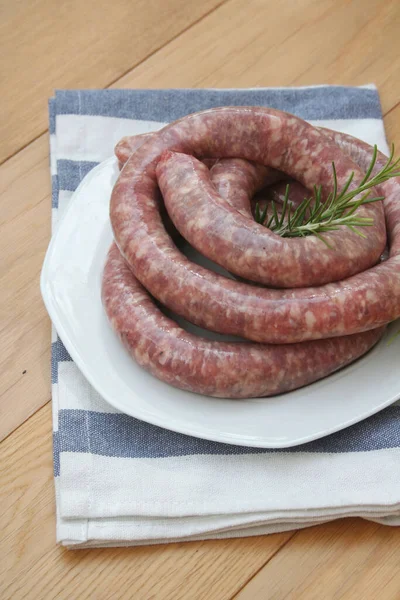 Raw Italian Long Pork Sausage Fresh Rosemary Branch Plate Wooden — Stock Photo, Image