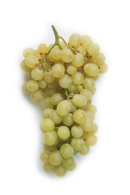  Beyaz arka planda izole edilmiş yeşil üzümler. Sağlıklı meyve.