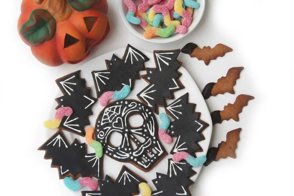 Halloween Ciasteczka Kształcie Czaszki Nietoperza Kolorowymi Cukierkami Robaka Talerzu Izolowane — Zdjęcie stockowe