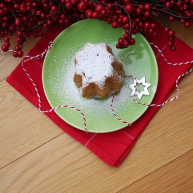 Pandoro adındaki İtalyan Noel pastası ahşap bir tabakta. Noel tatilini kutlamak için geleneksel yemek..