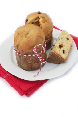 Beyaz arka planda Panettone adlı İtalyan Noel pastası. Noel tatilini kutlamak için geleneksel yemek.