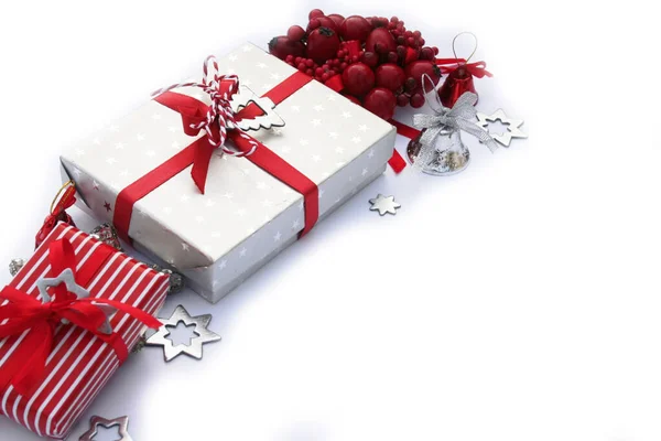 Kerst Rode Zilveren Geschenkdozen Geïsoleerd Witte Achtergrond Met Decoraties Kerst — Stockfoto