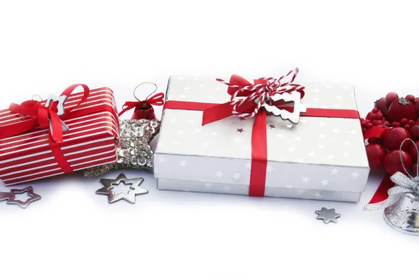 Caixas Presente Natal Vermelho Prata Isoladas Fundo Branco Com Decorações — Fotografia de Stock