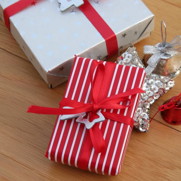 木制桌子上挂着装饰的圣诞红银礼品盒 圣诞节背景 — 图库照片