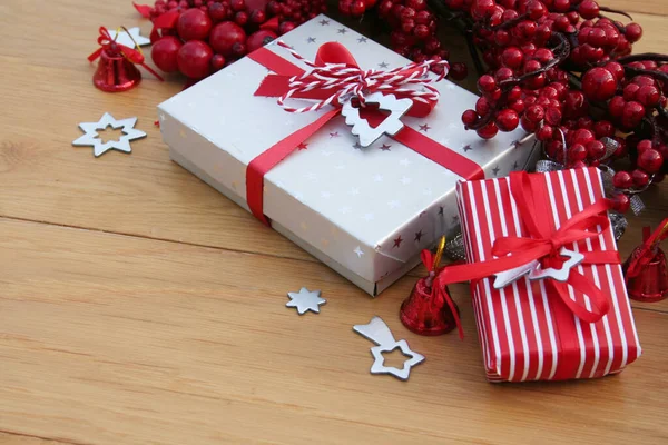 Χριστουγεννιάτικα Κόκκινα Και Ασημένια Κουτιά Δώρου Ξύλινο Τραπέζι Κόκκινα Μούρα — Φωτογραφία Αρχείου