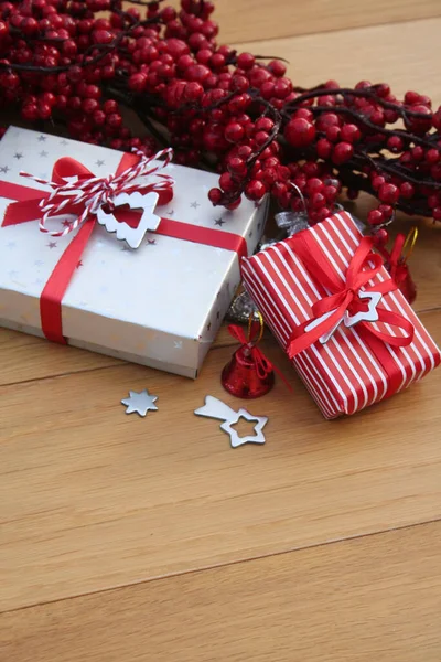 Vánoční Červené Stříbrné Dárkové Krabice Dřevěném Stole Červenými Bobulemi Dekorace — Stock fotografie
