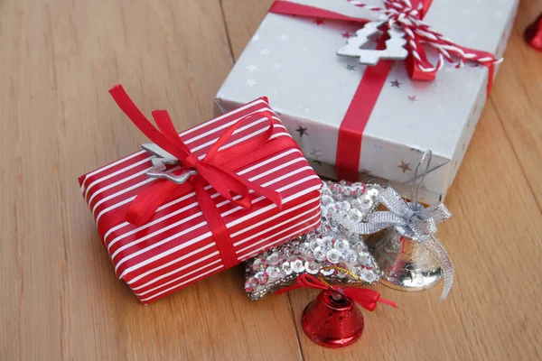 Kerst Rode Zilveren Geschenkdozen Houten Tafel Met Decoraties Kerst Feestelijke — Stockfoto