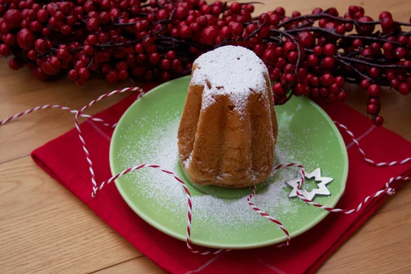 イタリアのクリスマスケーキは木製のテーブルの上のプレート上のPandoroと呼ばれます クリスマスの休日を祝う伝統的な食べ物 — ストック写真