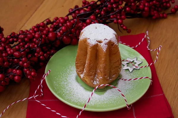意大利的圣诞蛋糕叫潘多洛 放在木制桌子上的盘子里 庆祝圣诞节的传统食物 — 图库照片