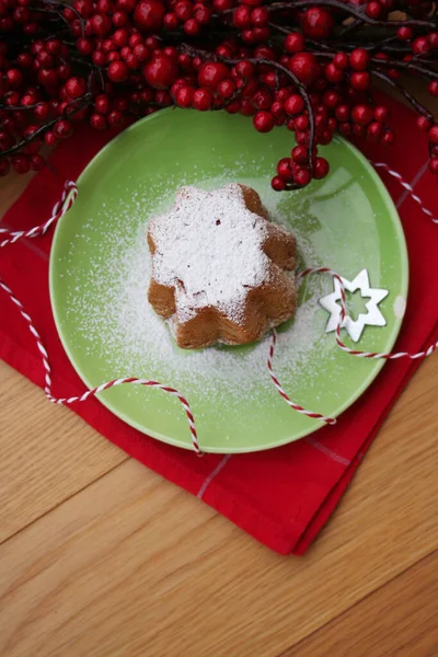 イタリアのクリスマスケーキは木製のテーブルの上のプレート上のPandoroと呼ばれます クリスマスの休日を祝う伝統的な食べ物 — ストック写真
