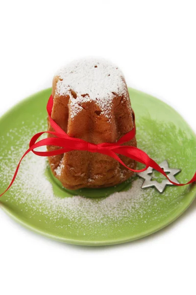 イタリアのクリスマスケーキは白い背景のプレート上のパンドラと呼ばれます クリスマスの休日を祝う伝統的な食べ物 — ストック写真