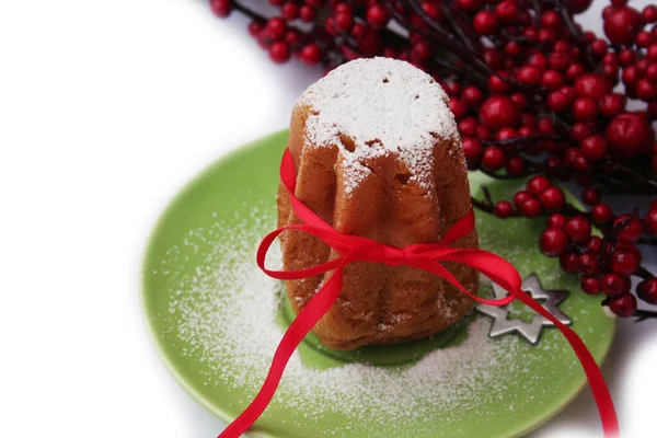 イタリアのクリスマスケーキは 白い背景に赤い果実の装飾が施されたプレート上のPandoroと呼ばれます クリスマスの休日を祝う伝統的な食べ物 — ストック写真