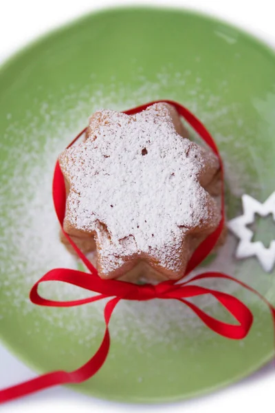 イタリアのクリスマスケーキは白い背景のプレート上のパンドラと呼ばれます クリスマスの休日を祝う伝統的な食べ物 — ストック写真