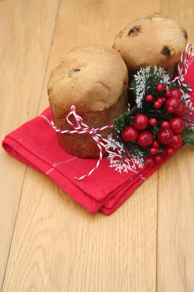 Pastel Navidad Italiano Llamado Panettone Con Decoración Bayas Rojas Mesa — Foto de Stock