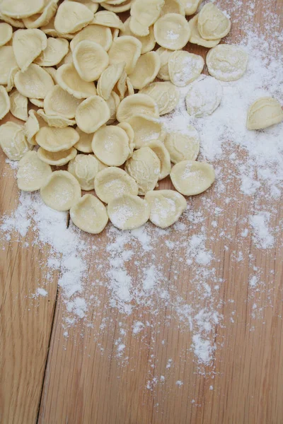 Verse Orecchiette Italiaanse Traditionele Pasta Houten Tafel Met Bloem — Stockfoto