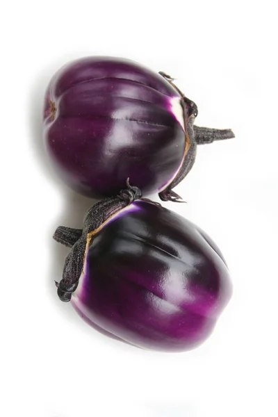白い背景に分離された生の丸紫色のナス 夏野菜 — ストック写真