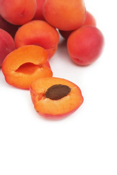 Ganze Und Halbierte Aprikosenfrüchte Isoliert Auf Weißem Hintergrund Sommerfrüchte Auf — Stockfoto