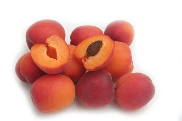 Ganze Und Halbierte Aprikosenfrüchte Isoliert Auf Weißem Hintergrund Sommerfrüchte Auf — Stockfoto