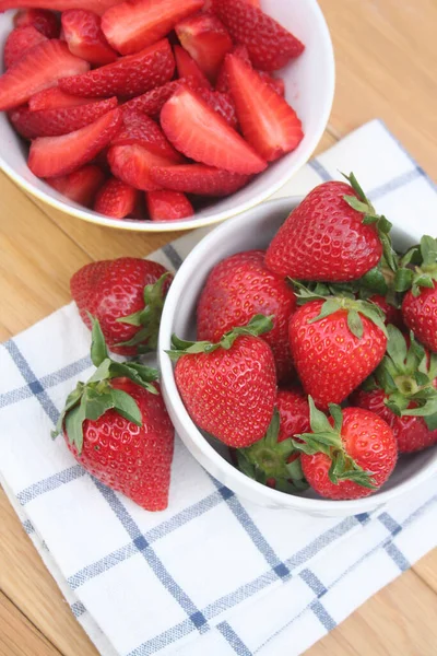 Fraises Fraîches Mûres Dans Bol Isolé Sur Fond Blanc Fruits — Photo