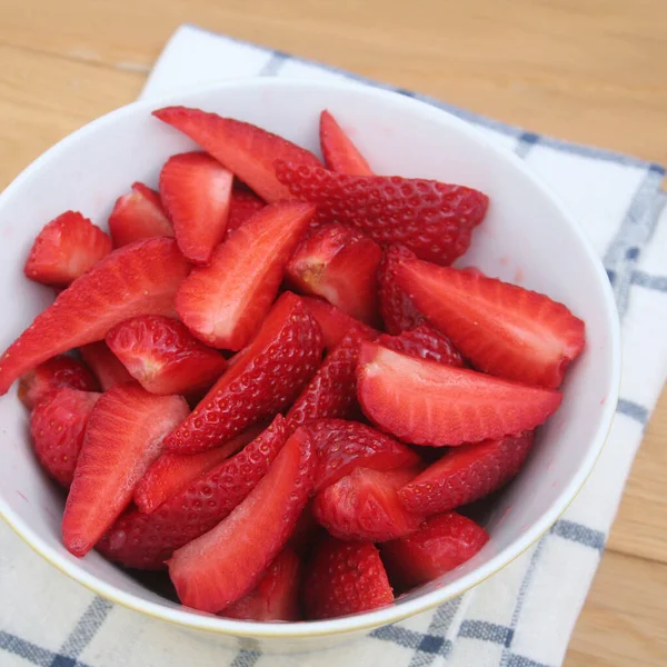 Fresh Ripe Strawberries Cut Pieces Bowl Wooden Table Summer Fruits — Stock Photo, Image