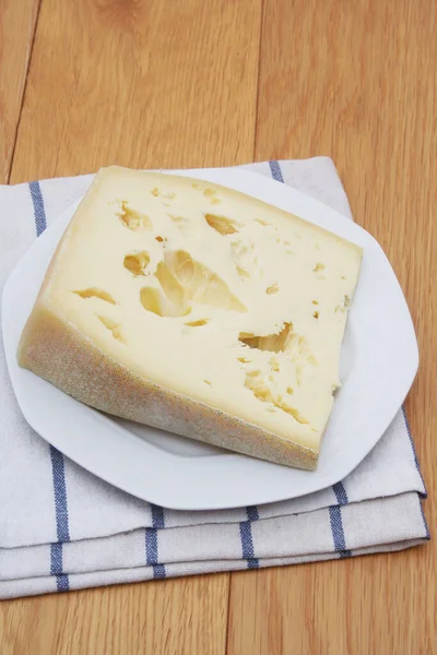 Tranches Fromage Frais Avec Des Trous Sur Assiette Sur Fond — Photo