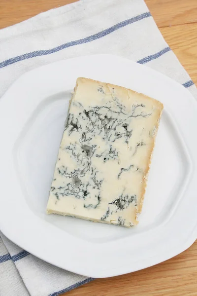 Fatia Queijo Gorgonzola Uma Chapa Mesa Madeira Fatia Queijo Azul — Fotografia de Stock