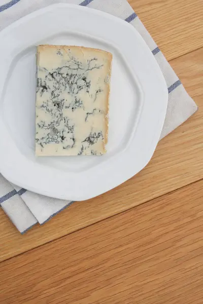 Tranches Fromage Gorgonzola Sur Une Assiette Sur Une Table Bois — Photo