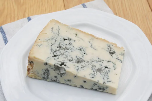 Kawałek Sera Gorgonzola Talerzu Drewnianym Stole Kawałek Sera Błękitnego — Zdjęcie stockowe