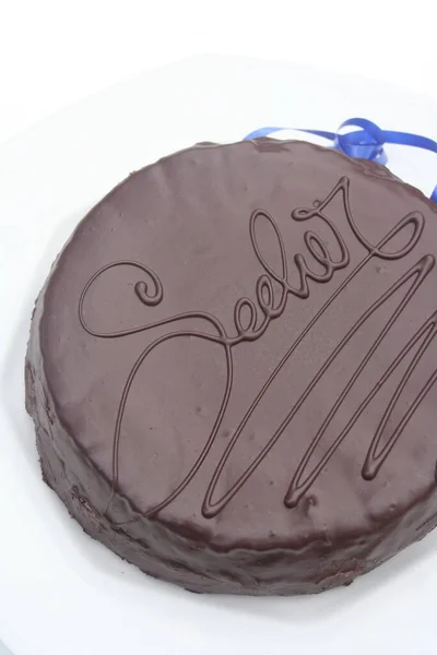 Torta Sacher Piatto Isolato Sfondo Bianco Dolce Tradizionale Austriaco Cioccolato — Foto Stock