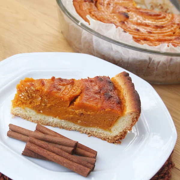 Rebanada Pastel Calabaza Con Canela Plato Sobre Una Mesa Madera — Foto de Stock