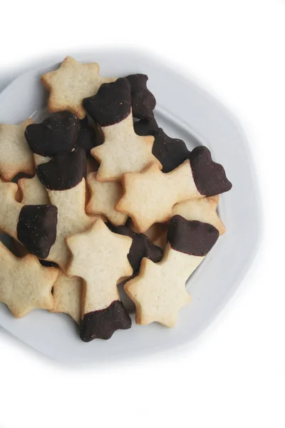 バタークッキーは 白い背景に隔離されたプレート上の落下星の形をしたチョコレートで釉 クリスマスクッキー — ストック写真