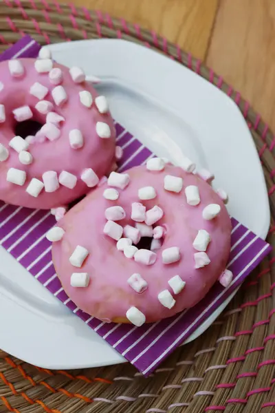 Розовые Пончики Зефиром Тарелке Деревянном Фоне — стоковое фото
