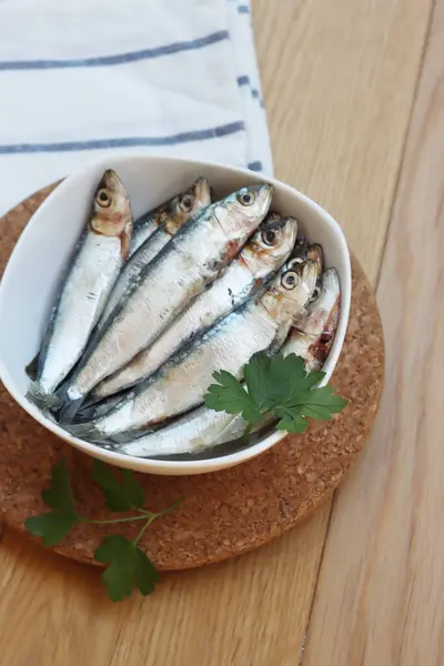 Färska Råa Sardiner Skål Med Persiljeblad Träbordet Sardina Pilchardus — Stockfoto