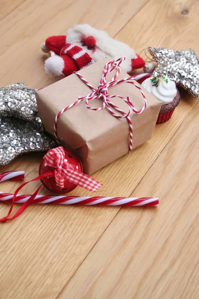 Kerstgeschenkdoos Met Rood Wit Lint Houten Tafel Met Veel Feestelijke — Stockfoto