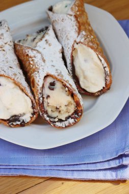 Geleneksel İtalyan hamur işi. Adı Cannolo. Üzerinde meyve şekeri ve çikolata var.