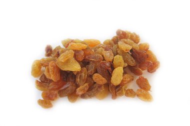 Beyaz arka planda izole edilmiş tatlı sarı ve turuncu üzümler yığını