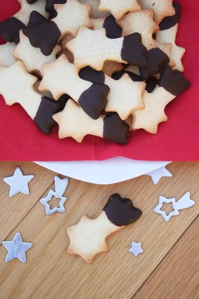 Biscoitos Natal Forma Uma Estrela Cadente Uma Chapa Mesa Madeira — Fotografia de Stock