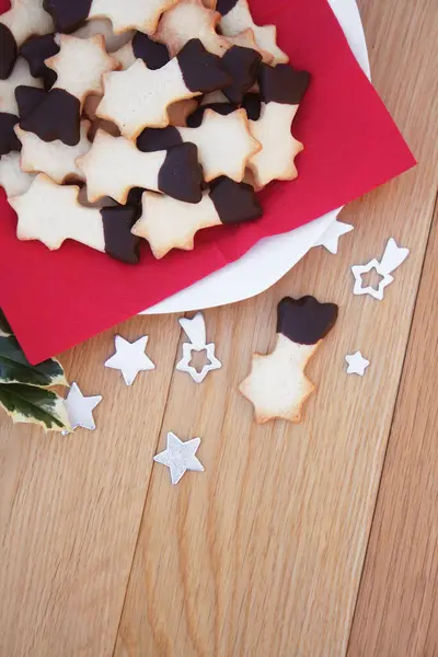 Biscoitos Natal Forma Uma Estrela Cadente Uma Chapa Mesa Madeira — Fotografia de Stock