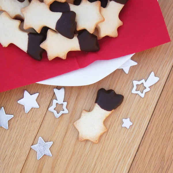 Biscoitos Natal Forma Uma Estrela Cadente Uma Chapa Mesa Madeira — Fotografia de Stock