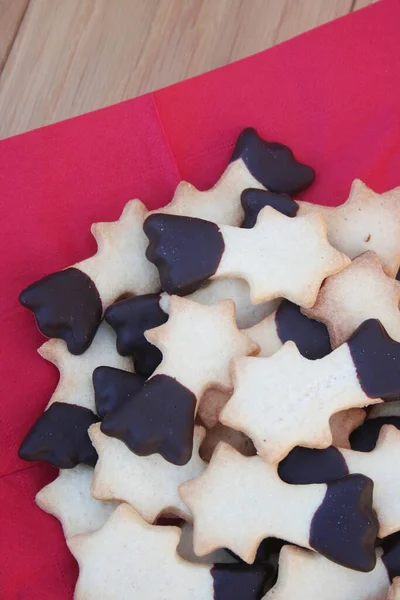 Biscoitos Natal Forma Uma Estrela Cadente Uma Chapa Mesa Madeira — Fotografia de Stock